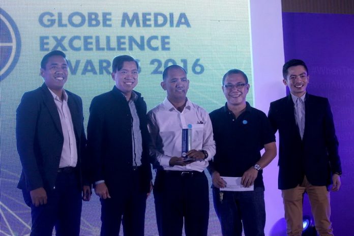 Reporter of the year. Henrylito Tacio (center) of Edge Davao receives his Reporter of the Year for Online News Portal during this year’s Globe Media Excellence Awards held at The Marco Polo Davao. Lean Daval Jr.