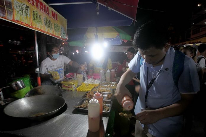 NIGHT MARKET ALIVE. Students from a nearby university flock to the street food section of Roxas night market in Davao City last night. Street food lovers are starting to flock at Roxas night market again more than two months after a deadly blast hit the area. Lean Daval Jr.