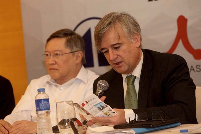 RIBUNA. Spanish Secretary of State for Foreign Affairs and Cooperation Ignacio Ybañez (right) reads the 10-point socioeconomic development agenda of the Duterte administration as he answers questions from reporters during a news conference for the 8th Tribuna España-Filipinas Cooperation Conference held at The Marco Polo Davao on Friday night. Lean Daval Jr.