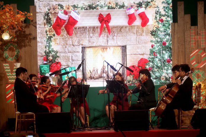 CHRISTMAS SERENADE. The Manila Symphony Orchestra double quartet serenade the crowd and shoppers with all-time favorite Christmas songs during Abreeza Mall’s Christmas launch at its activity center over the weekend. Lean Daval Jr.