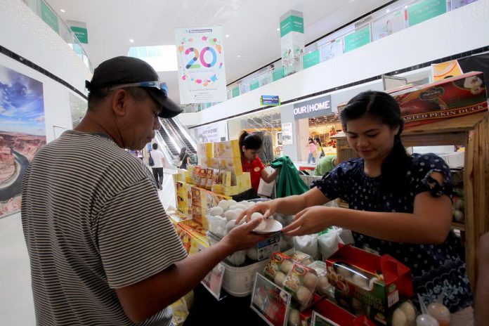 TRY ONE. A mall-goer is lured to buy “balut” for P20 per piece at Maharlika Peking Duck stall at the SM City Davao yesterday. Lean Daval Jr.