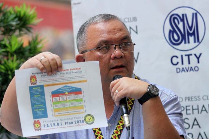 ROADMAP FOR CHANGE. Police Regional Office (PRO) 11 Regional Advisory Council chair Ednar Dayanghirang shows the Philippine National Police (PNP) P.A.T.R.O.L. (Peace and order Agenda for Transformation and upholding of the Rule Of Law) Plan 2030 roadmap during yesterday’s Kapehan sa Dabaw at the Annex of SM City Davao. Dayanghirang bared that the number of police officers included in the anti-drug campaign list from January to November 23, 2016 as part of PNP’s internal cleansing reached 1,048. LEAN DAVAL JR.