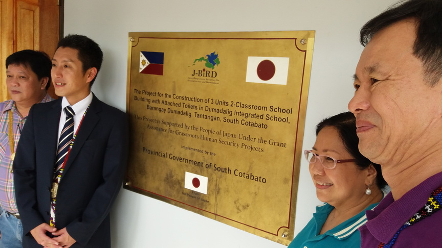 Hiroyuki Enoki (2nd from left), the First Secretary and Labour Attache of the Embassy of Japan and Gov. Daisy Avance-Fuentes (2nd from right) unveiled the marker of the newly completed three units of two-classroom buildings in Dumadalig, Tantangan, South Cotabato last November 25, 2016. They were joined by Vice Gov. Vicente de Jesus (left) and Yosuke Tamabayashi (right), First Secretary and Advisor to SEAC-IMT. ALEXANDER LOPEZ