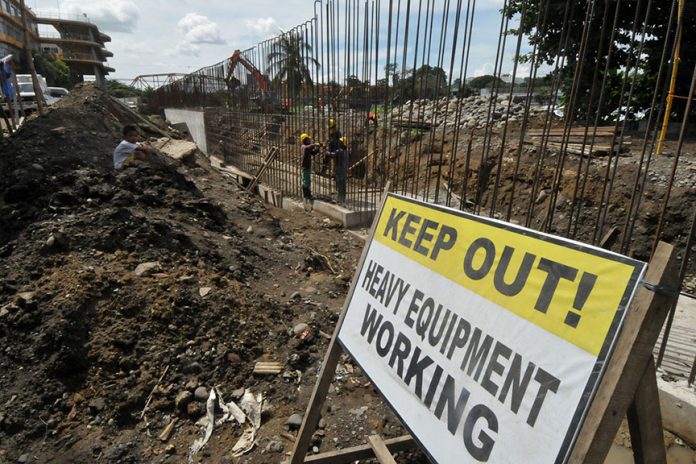 Workers at the construction site of the megadike project at the back of the City Hall in Cagayan de Oro City on Wednesday (14 December 2016). The dike was built to avoid a repeat of the damage wrought by Typhoon “Sendong” five years ago. MinfaNews photo by Froilan Gallardo