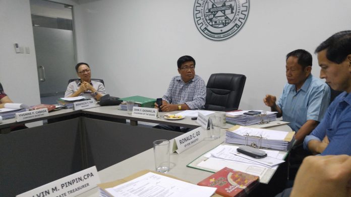 CHAMBER MEETING. The first board meeting of the Davao City Chamber of Commerce and Industry, Inc. (DCCCII) under newly-elected chairman Antonio T. dela Cruz was held last Friday afternoon in the chamber’s swanky boardroom to tackle various concerns including the formal induction of officers next January with Pres. Rodrigo R. Duterte as guest of honor and inducting officer. With Chairman Dela Cruz are outgoing president Bonifacio T. Tan, executive vice president Sofronio M. Jucutan and newly-elected president Ronald C. Go. ANTONIO M. AJERO