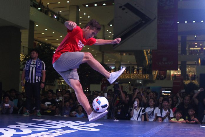 BALL SKILLS. Filipino-Norwegian Phillip Warren Gertsson shows his skills during the final round of the Asian Freestyle Footbal Championship 2016 at the SM Lanang Premiere in Davao City on Saturday, December 10. Gertsson won the event. MIndanews Photo