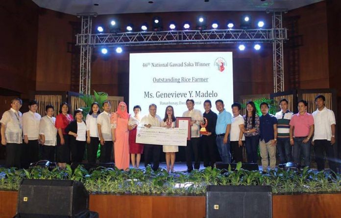 OUTSTANDING FARMER. Banaybanay rice farmer Genevieve Y. Madelo received the award Outstanding Rice Farmer during the 46th National Gawad Saka held in Manila on December 12. Joining her receive the award are Davao Oriental Governor Nelson L. Dayanghirang, Banaybanay Mayor Adalia Tambuang, and PAGRI head Rotchie Ravelo.