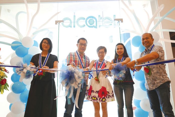 From left Charlotte Koa, Alcatel country manager, Jimmy Yap of Tekpone and his wife, Gaisano Mall of Davao’s leasing representative, and Jonathan Janorabon, Alcatel channel manager