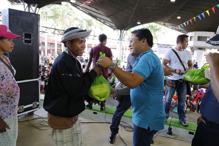 CHRISTMAS GIFT. Tagum City Mayor Allan L. Rellon led the distribution of gift packages in the first ever Pamaskong Handong for Indigenous Peoples’ (IPs) from the towns of Talaingod and Kapalong last December 22, 2016 in Tagum City Trade and Cultural Center. (Kelvin Palermo/CIO Tagum)