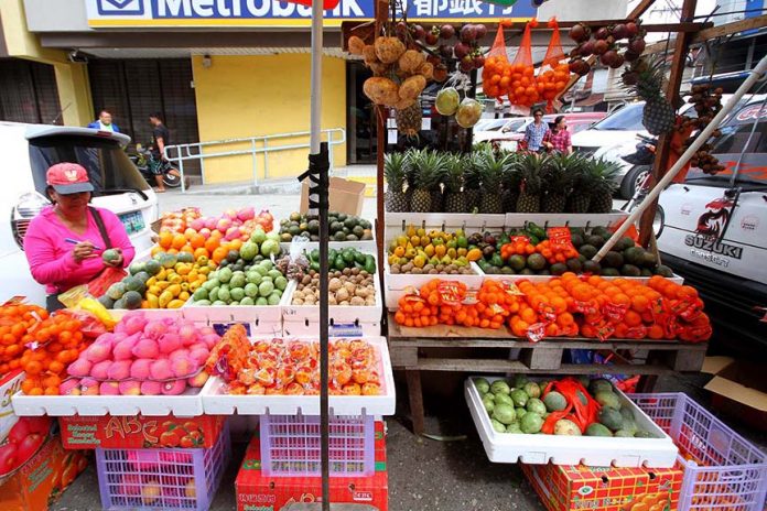 VARIETY. Different kinds of round-shaped fruits are on display at a makeshift store along Monteverde Street in Davao City yesterday. Dabawenyos will start to flock public markets and fruit stalls today to buy round-shaped fruits believed to bring good fortune in the upcoming New Year. LEAN DAVAL JR.