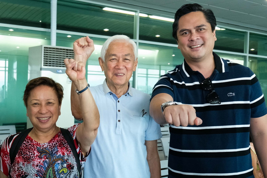 CHANCE MEETING. Presidential Communication Secretary Martin Andanar together with National Democratic Front of the Philippines (NDFP) senior adviser Luis Jalandoni and NDFP peace panel member Connie Ledesma showed their respective fist gestures while having their photo taken in a chance encounter at F. Bangoy International Airport in Davao City on Wednesday. While President Rodrigo Roa Duterte's and the NDFP's clenched fist gesture may vary, both shared the same call for change and solidarity. KING RODRIGUEZ/ Presidential Photo   Photo 8