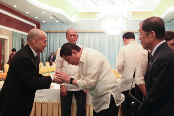 ROYAL PRESENCE. President Rodrigo R. Duterte shows a gesture of respect to King of Cambodia Norodom Sihamoni before the start of the State Banquet at the Peace Palace in Cambodia on Wednesday night. KING RODRIGUEZ/Presidential Photo