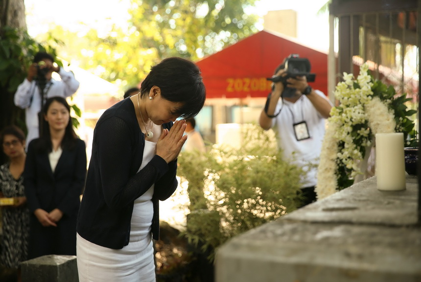 Japan First Lady Akie Abe bows in prayer before a tomb at the Japanese cemetery in Mintal, Davao Cityy on January 13, 2017 where early Japanese settlers are buried. The visit is part of Prime Minister Shinzo Abe’s two-day state visit in the country. KARL NORMAN ALONZO/Presidential Photo