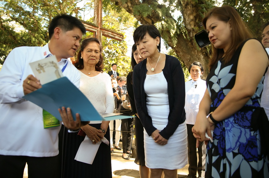 Japan First Lady Akie Abe reads throug during her visit at the Japanese cemetery in Barangay Mintal, Davao City on January 13, 2017 where Japanese settlers are buried. KARL NORMAN ALONZO/Presidential Photo