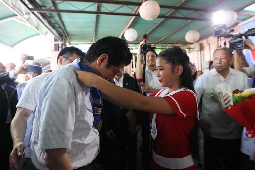 Japan Prime Minister Shinzo Abe bows to receive a medal from a student of Mindanao Kokusai Daigagu in Davao City upon his arrival on January 13, 2017 to cap off his two-day official visit to the Philippines. ACE MORANDANTE/Presidential Photo