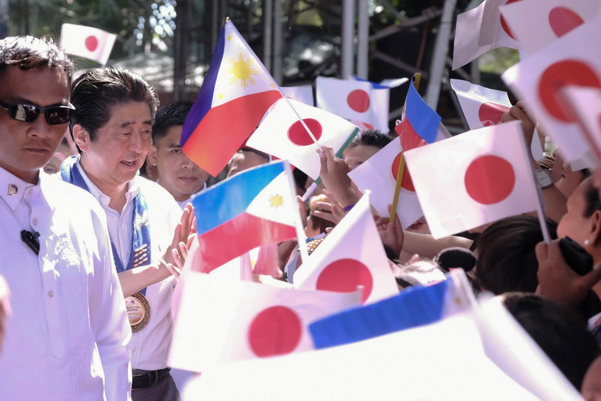 Japan First Lady Akie Abe shakes hand with students of Mindanao Kokusai Daigagu in Davao City upon their arrival on January 13, 2017 to cap off his two-day state visit to the Philippines. ACE MORANDANTE/Presidential Photo