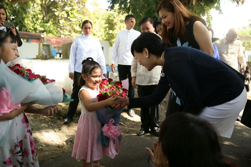 Japan First Lady Akie Abe greets a girl who welcomed her with a bouquet of flowers upon her arrival at the Japanese cemetery in Mintal, Davao City on January 13, 2017. Also in the photo is President Rodrigo Roa Duterte's partner Honeylet Avanceña. KARL NORMAN ALONZO/Presidential Photo