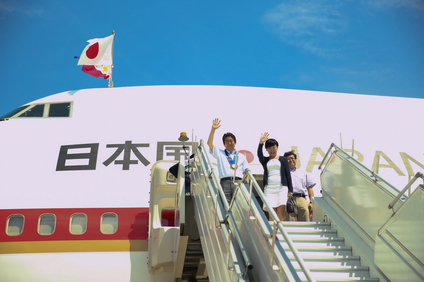 Japan Prime Minister Shinzo Abe and his wife Akie Abe wave goodbye before boarding the Japanese Air Force One following a fruitful two-day visit to the Philippines on January 13, 2017. KARL NORMAN ALONZO/Presidential Photo