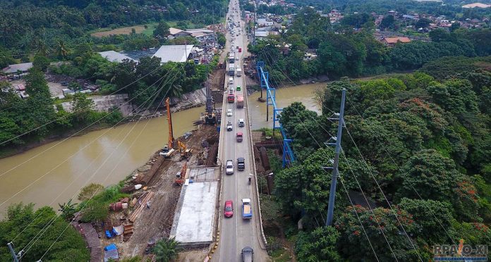 ON TARGET. Photo shows the on-going widening of the approaches of the Davao Rive Bridge in the Diversion Road, Davao City, which, the DPWH-11 said, has been delayed due to some problems to include the road-right-of-way and the revision of its plans. DPWH said the completion of the project is on target on April 2017. (DPWH-11 Photo)