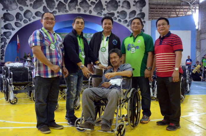 FREE WHEELCHAIR. (From left) Board Member Jess Bascuna, Vice Governor Elmer de Peralta, Godwin Lord Gallo of Department of Health (DOH), Mayor Alexander Bryan Reganit and Board Member George Falgui pose with one of the beneficiaries of free wheelchair from the DOH during the Handog Pasasalamat of the provincial government and the local government unit of Maitum Friday, January 6. This day was also the 38th birthday of Mayor Reganit. (John James I. Doctor/MAITUM INFORMATION OFFICE)