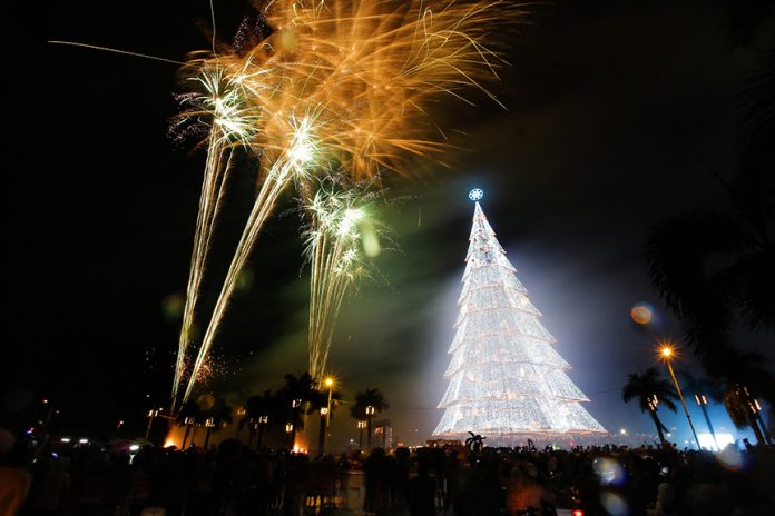 BIG BANG. Tagum City sustains its annual tradition of welcoming the New Year with a grand pyro-musical fireworks display, made even more beautiful this year with the Giant Holiday Tree as the foreground and sighted the numberless of colors painted the night sky of the city when thousands of fireworks burst above the 175-foot Giant Holiday Tree, synchronized with an animated music to match the heart-pounding experience. (CIO Tagum)