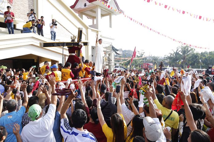 TAGUM TRANSLACION. Devotees swarm around the image of the cross bearing Jesus as it arrives in its destination. (Jay Apostol/CIO Tagum)