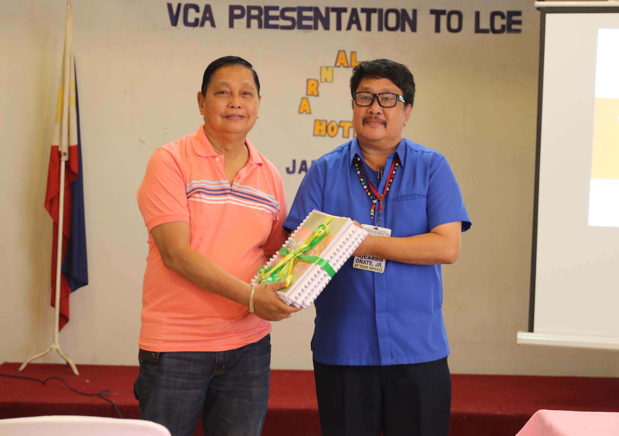 VALUE CHAIN REPORT. Davao del Sur Governor Douglas Cagas (left ...