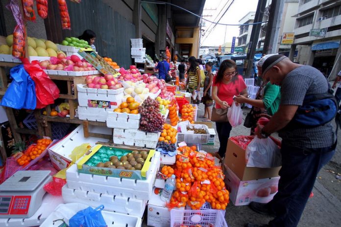 THE ONES THAT COUNT. Several Dabawenyos make a last minute shopping of round-shaped fruits which are believed to bring good luck during the celebration of the Chinese New Year along Monteverde Street in Davao City. LEAN DAVAL JR.