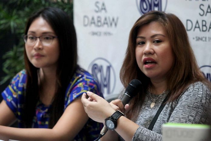 WINDOW OF OPPORTUNITY. Ma. Celeste Noblefranca (right) and Marc Wales discuss the forthcoming E-Commerce Entrepreneur Summit set on January 28 at Home Crest Hotel in Davao City with an objective to help e-commerce industry players to sell their products internationally with local marketplaces as enablers. The two women graced yesterday’s Kapehan sa Dabaw at the Annex of SM City Davao. LEAN DAVAL JR.|