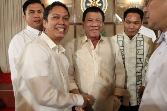 MUTUAL RESPECT. It's all smiles for fellow Dabawenyos President Rodrigo Roa Duterte and Philippine Sports Commission Commissioner for Mindanao Charles Maxey as they meet during the oath-taking ceremony at the Rizal Hall in Malacañan Palace on Monday evening. Maxey was a former section editor of Edge Davao. ROBINSON NIÑAL/Presidential Photo