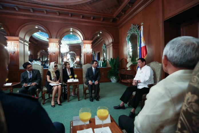 ASSURANCE. President Rodrigo Duterte meets with South Korean Ambassador to the Philippines Kim Jae-Shin and Choi Kyung-Jin, wife of the late Jee Ick-Joo, at the Music Room at Malacañan Palace on Monday night. KING RODRIGUEZ/Presidential Photo