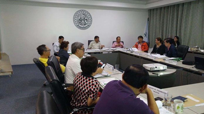 BOT MEETING. Davao City Chamber of Commerce and Industry Inc. (DCCCII) chairman Antonio dela Cruz presides over the chamber’s second Board of Trustees meeting last week to discuss various concerns including the holding of the 4th Investment Conference (ICon) in July and the Davao Agri-Trade Exhibits in September, two flagship annual events of the chamber. To the right of dela is President Ronald C. Go while to his left is past president and now Executive Vice President Sofronio Jucutan. Also in attendance where Trustee Arturo Milan, ICon chair, and Vice President Wilfred Teves, who head this year’s DATE staging. ANTONIO M. AJERO