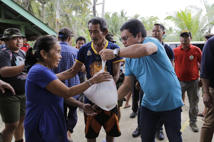 RELIEF ASSISTANCE. Mayor Allan Rellon led the distribution of relief packs in the flooded barangays of Tagum City. In Brgy. Pagsabangan alone, four truckloads of relief packs were distributed to 1,780 families affected by the recent calamity. (Leo Timogan/CIO Tagum)