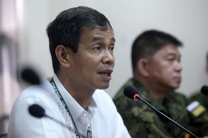 NO WORRIES. Public Safety and Security Command Center chief Benito De Leon (left) gives his assurance that the police and the military are exerting all their efforts to ensure the safety and security of the people of Davao City. De Leon, together with Task Force Haribon commander Brigadier General Gilbert Gapay (right), answered queries from the media following a security conference with police and military officials at PSSCC headquarters in Davao City yesterday. LEAN DAVAL JR.