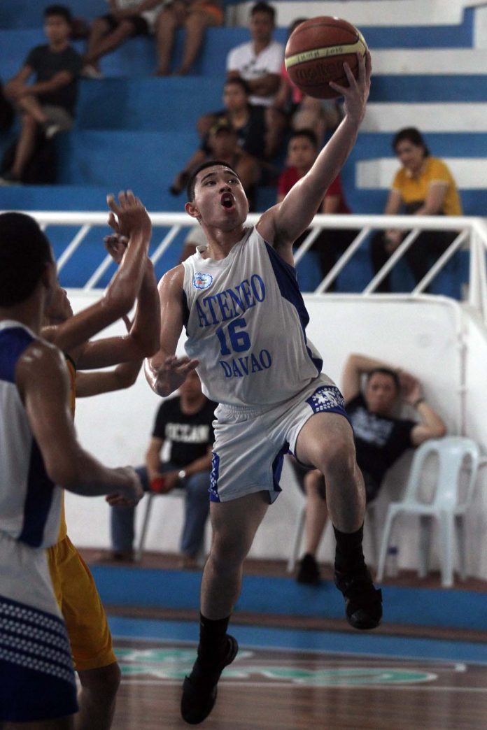 BARRELING BLUE KNIGHT. Ion Angeles of Ateneo de Davao University drives through heavy traffic in ths sequence during tje 4th Escandr Cup Inter-Secondary Basketball Tournament. The Blue Knights, currently playing in the 2017 SM NBTC National Finals Division 2, moved just a win away from the semifinals after beating St. Benilde-Laguna 62-35 on Monday night. LEAN DAVAL JR