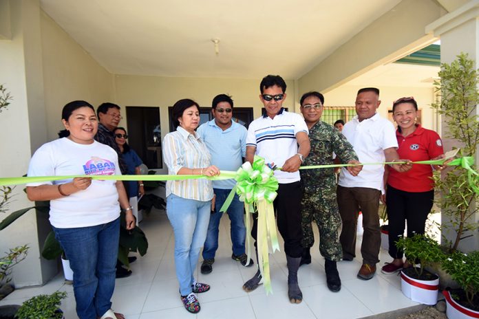 BIRTHING CENTER. Dr. Arvin Alejandro (3rd from right), provincial health officer of Sarangani province, together with Robinson Tao (center), barangay captain of Baliton, Glan and Dr. Gliceria Corsame (2nd from left), municipal health officer of Glan cut the ceremonial ribbon to officially open a birthing home worth P1.7 million funded by the Department of Health (DOH) and the provincial government. The ceremony was held during the Buntis Day and Dedication of Baliton Birthing Home last March 17 witnessed by Sharon Rose Dacera (extreme right) of Kiwanis International, Col. Alano Abdulhalim (2nd from right), commander of Eastern Mindanao Naval Reserve Force, and Razel Bustria (extreme left) of provincial health office. (Jake Narte/SARANGANI INFORMATION OFFICE)