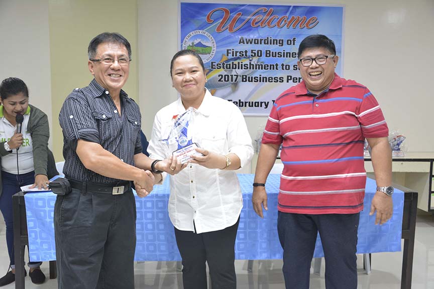 LGU-GENSAN LAUDS EARLY BIRD. Wilfredo Grandeza (left) owner of Korean ...