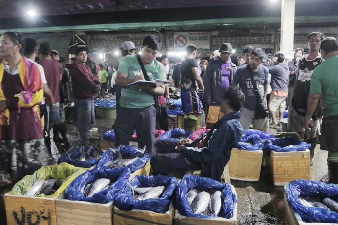 Few of the busy men of Tagum’s local market were also among the violators apprehended by the city’s Anti-Smoking Task Force during their citywide inspection, one of which is a fish vendor who caught smoking while vending his catch of the day. CIO Tagum