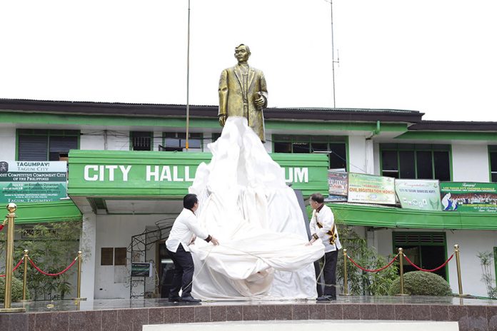 RIZAL MONUMENT. Tagum City Mayor Allan Rellon and Former SC Chief Justice Reynato Puno lead the unveiling of the city’s newest Rizal Monument fronting the former City Hall and alongside the Rizal Street. (Jay Apostol/CIO Tagum)