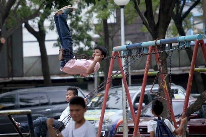 PLAYTIME. Students spend their morning playing at the playground at Magsaysay Park in Davao City on Tuesday morning, a couple of days before the school break. LEAN DAVAL JR.