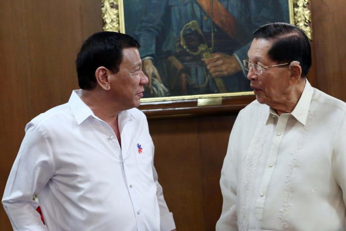 SWAPPING NOTES. President Rodrigo Duterte discusses matters with Former Senator Juan Ponce Enrile during their meeting at Malacañan Palace on Wednesday night. RICHARD MADELO/Presidential Photo