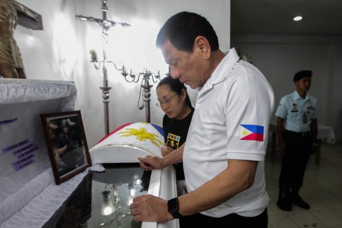 FAREWELL SOLDIER. President Rodrigo Duterte condoles with Maricia, widow of the late Staff Sergeant Joseph Calimutan who is a member of the Presidential Security Group (PSG) who succumbed to heart failure on March 3, 2017. The President visited the wake at the PSG Compound in Malacañan on Monday evening. ALBERT ALCAIN/Presidential Photo