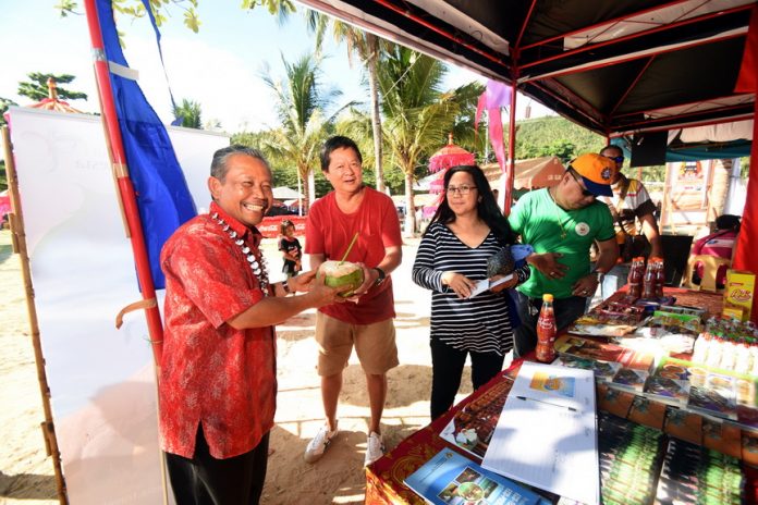 A GESTURE OF FRIENDSHIP. Glan Mayor Victor James B. Yap Sr. offers Consul General of the Republic of Indonesia Berlian Napitupulu a buko juice as his gesture of welcoming him to the 7th Mahin Festival last April 21. Indonesians count among the town’s earliest inhabitants, principally on the coast in Pagang, Barangay Baliton. With them is the mayor’s wife, Dr. Candelaria Yap. (Jake Narte/ SARANGANI INFORMATION OFFICE)