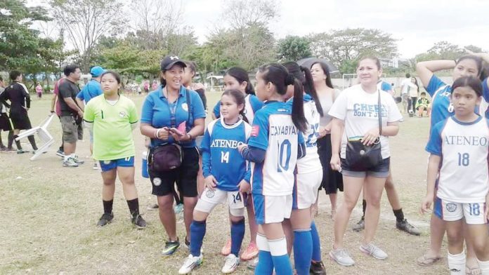 Coach Reynayn Ravanes (second from left) with her Ateneo de Davao players.