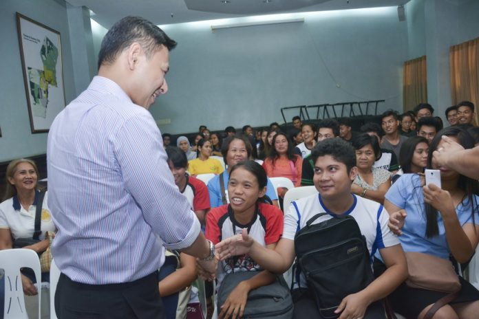 GENSAN VISIT. Senator Juan Edgardo “Sonny” Angara, an advocate of education, visits the scholars of Edukasyon Alang sa mga Kabus nga Residente sa Gensan (EDUKAR Gensan), a program under the office of the city mayor of General Santos City. (Gensan CPIO/Jan Rey Libunao)