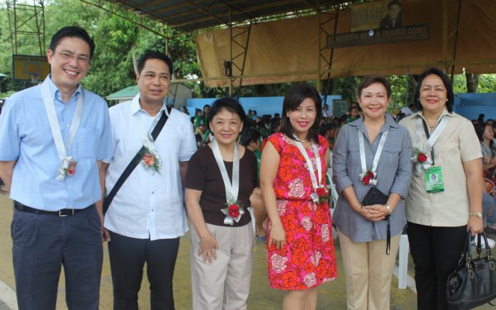 From Left to Right: Ed Sunico - VP for Sustainable Business and Communications; Atty. Jay Melchor Quitain - Councilor District 1, Davao City; Vicky Wieneke - President Kabisig ng Kalahi; Atty. Zuleika Lopez - City Administrator, Davao City; Mila Llorin - Corporate Affairs Director, Mead Johnson Nutrition Philippines; and Dr. Josephine Villafuerte - City Health Officer Davao City.