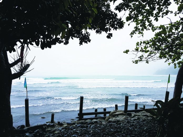 The view of the waves in front of Babak Bungalows when there was an LPA.