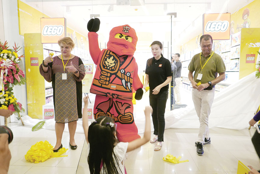 : Formally opening the Lego Store were LAJ Philippines Retail Manager Sharlene Ortiga (2nd from right) together with Unicef country representative Lotta Sylwander (left), Ninjago and Accendo Commercial Corp. general manager Luigi C. Escano (right).