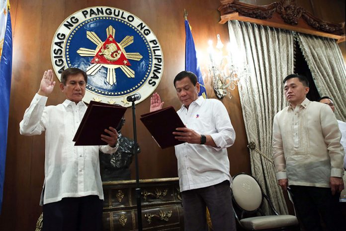 President Rodrigo Roa Duterte administers the oath of office for the newly-appointed Environment Secretary Roy Cimatu prior to the start of the 15th Cabinet Meeting at the State Dining Room in Malacañan Palace on May 8, 2017. Also in the photo is Special Assistant to the President Christopher Lawrence Go. RICHARD MADELO/PRESIDENTIAL PHOTO