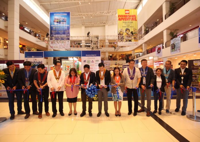 OPEN FOR BUSINESS. Philippine Franchise Association president Dr. Alan Escalona, Councilor Danilo Dayanghirang and other dignitaries lead the cutting of the ribbon to officially open the three-day Franchising Negosyo Para sa Davao at the activity center of Abreeza Mall on Friday afternoon. LEAN DAVAL JR.